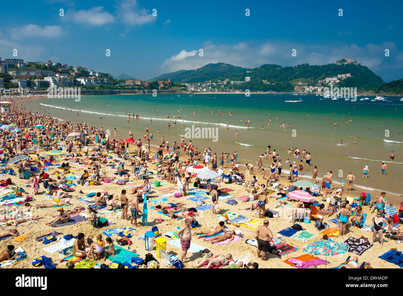 Une vue de la belle mais de monde Playa de La Concha (plage de La Concha) à San Sebastián (Donostia), Espagne. Banque D'Images