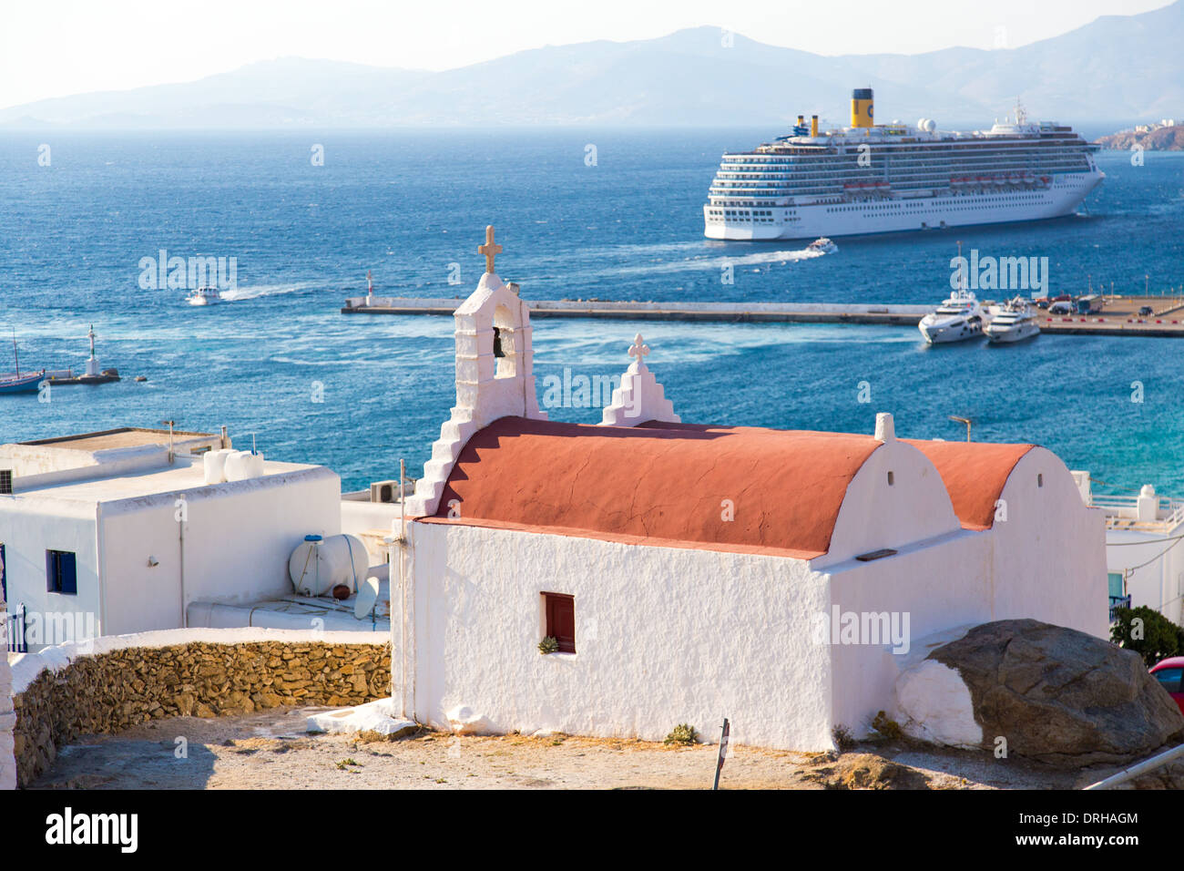 L'église et de navire de croisière à Mykonos Cyclades Grèce Banque D'Images