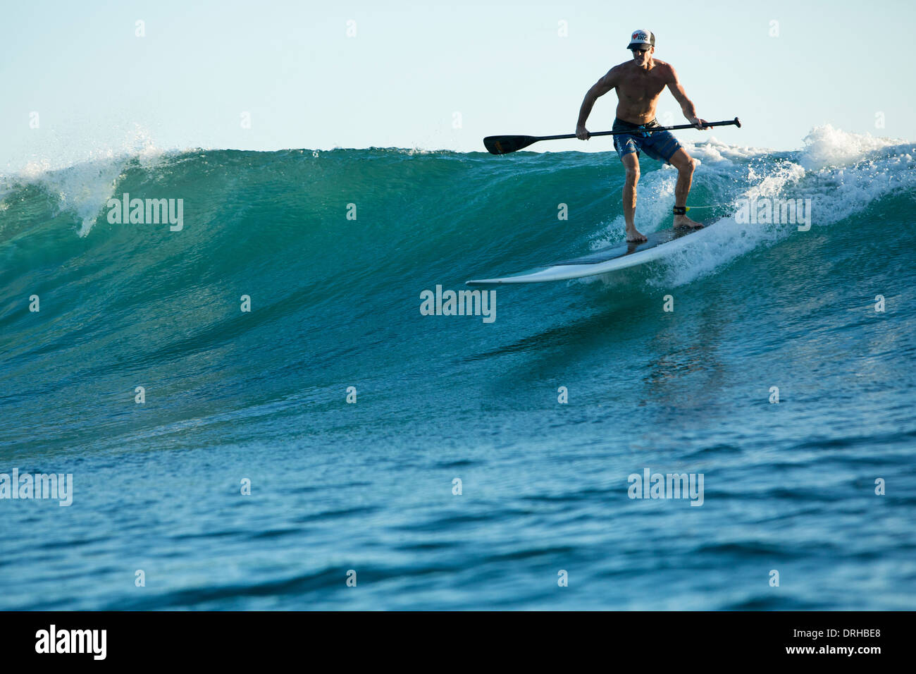 Hawaii Honolulu SUP Stand Up Paddle board Waikiki Beach Ocean paddle board sport hiver [Brad Osborn] coucher du soleil Banque D'Images