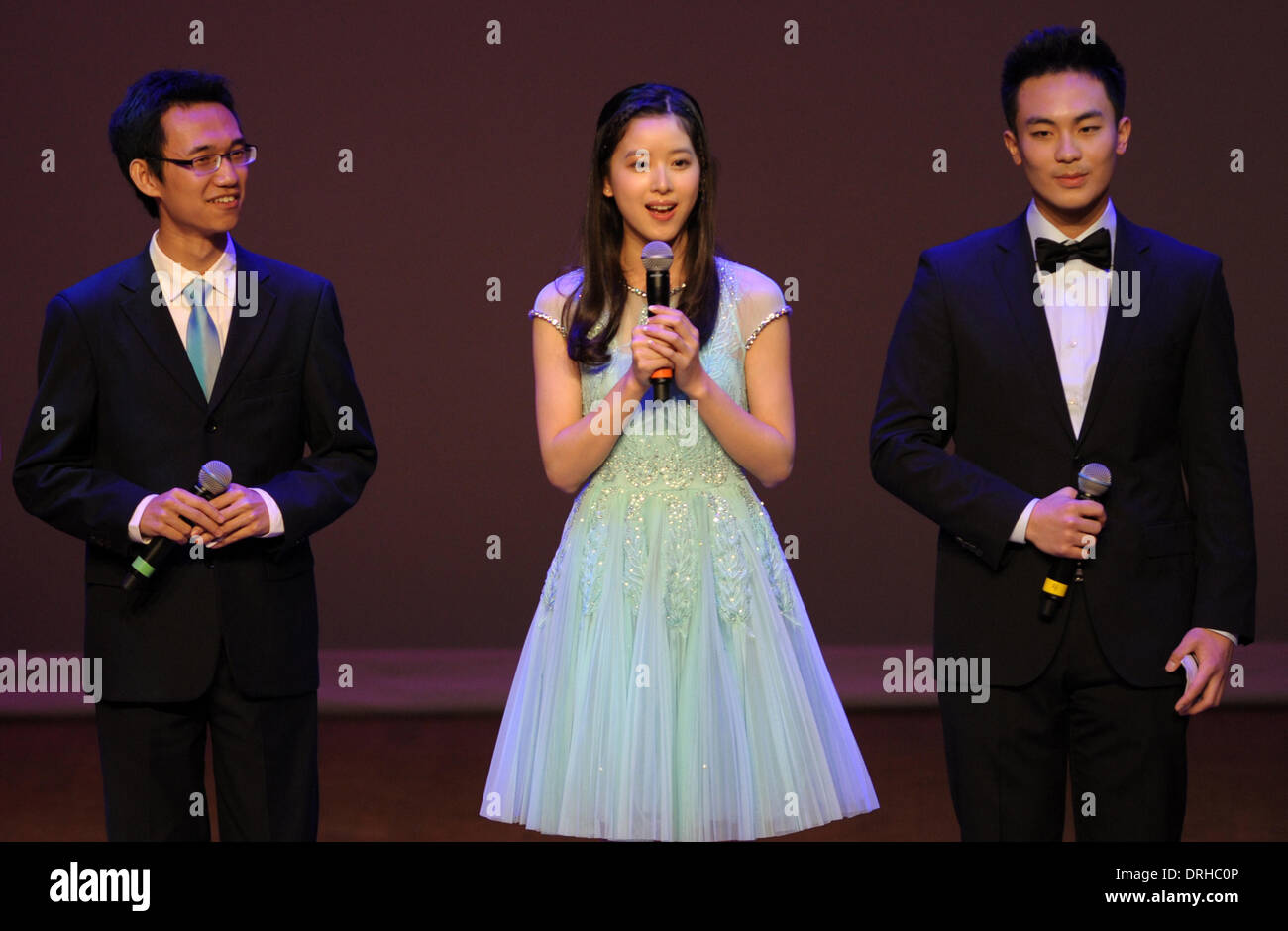 Washington DC, USA. 26 janvier, 2014. 'Milk plateau' girl Zhang Zetian (C), une célébrité d'internet qui est dit sur le haut de la liste des plus beaux de la Chine les étudiants universitaire, accueille un festival de printemps de gala 20 universités et collèges de l'Est des États-Unis, à Washington DC, États-Unis, le 26 janvier 2014. Credit : Yin Bogu/Xinhua/Alamy Live News Banque D'Images