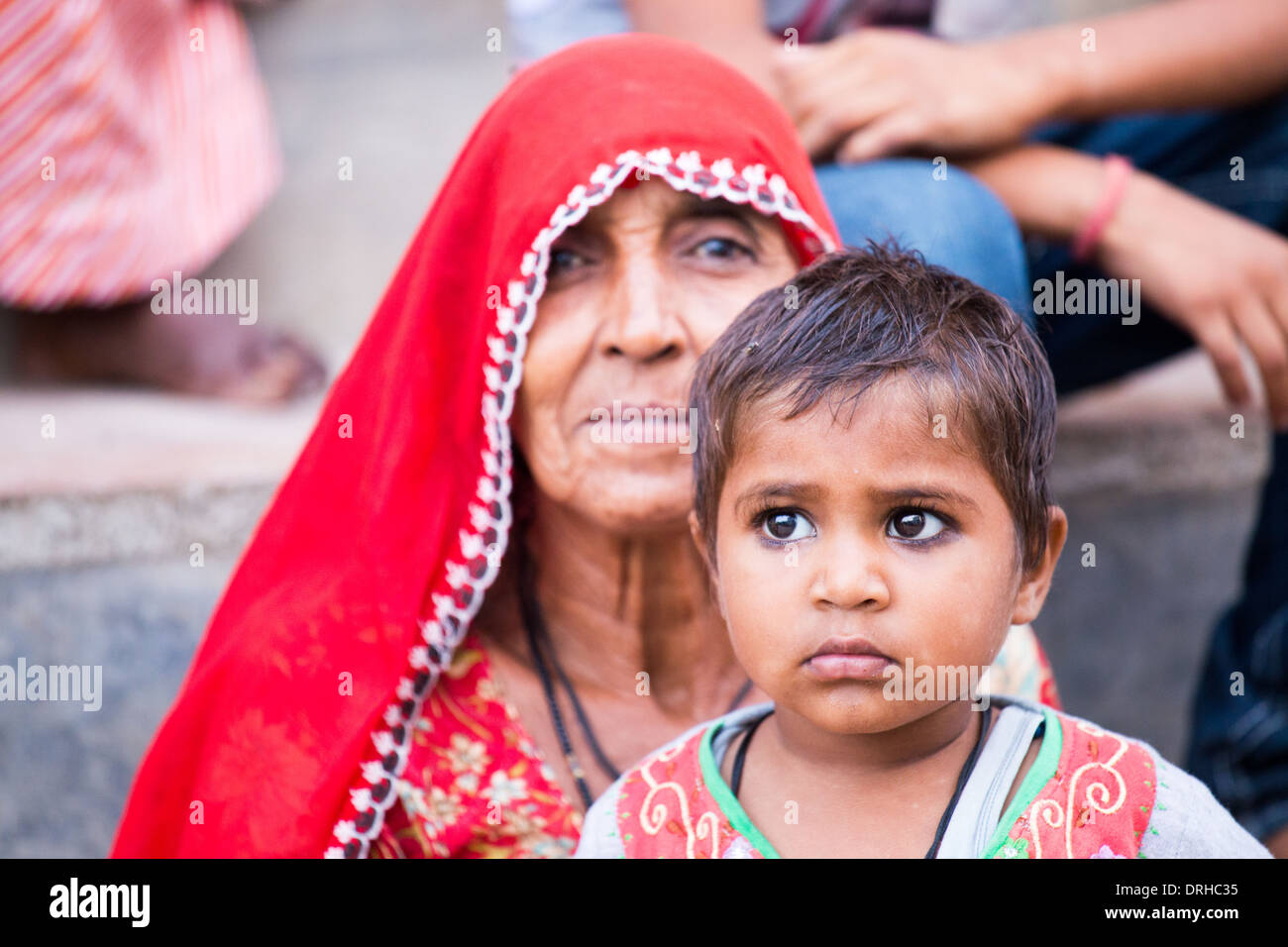 Vieille Femme et enfant en Bagar, Rajasthan, Inde Banque D'Images