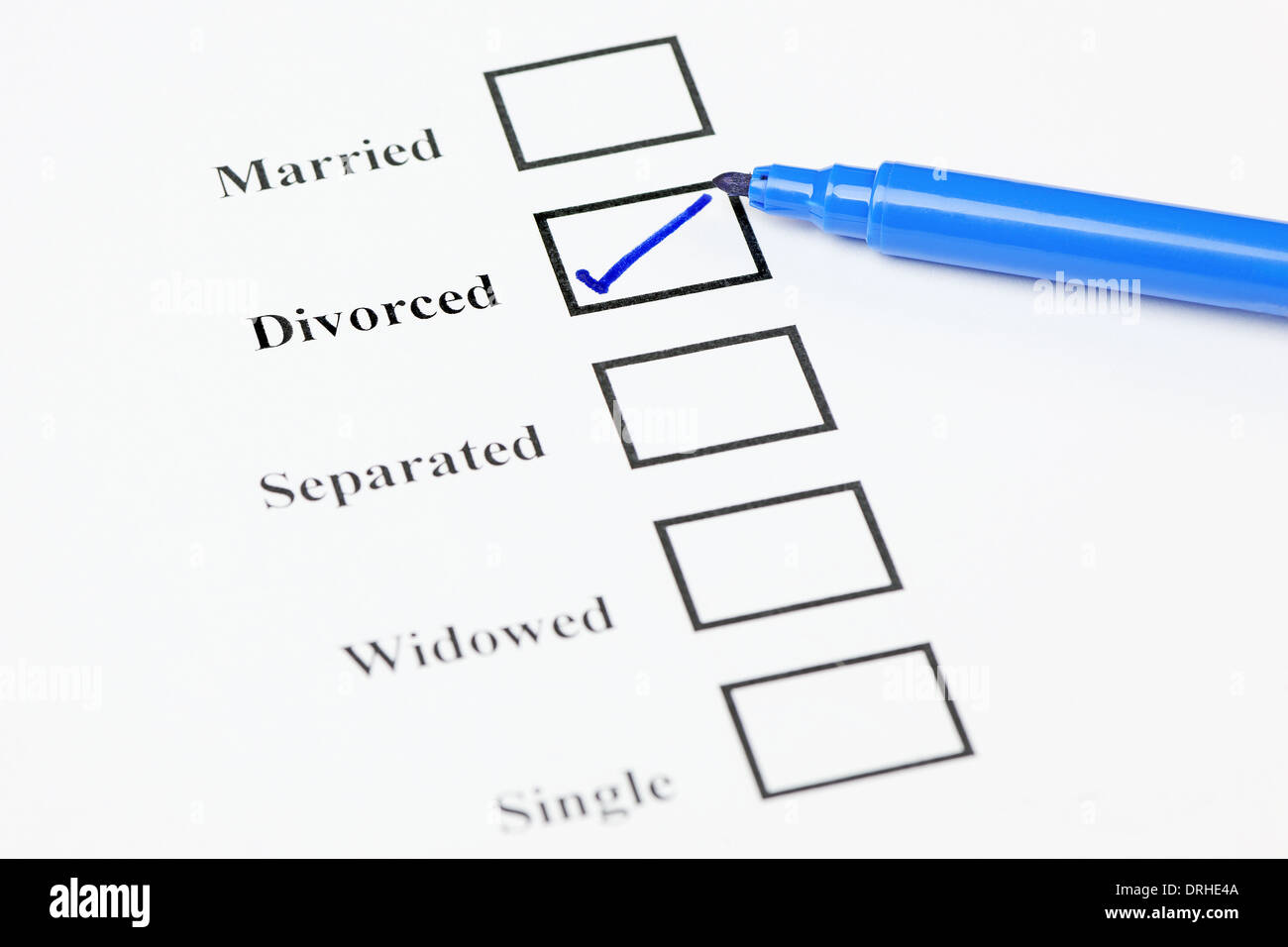 Cases à cocher indiquant l'état civil sur un formulaire vierge. Divorcé(e) cochée. Banque D'Images