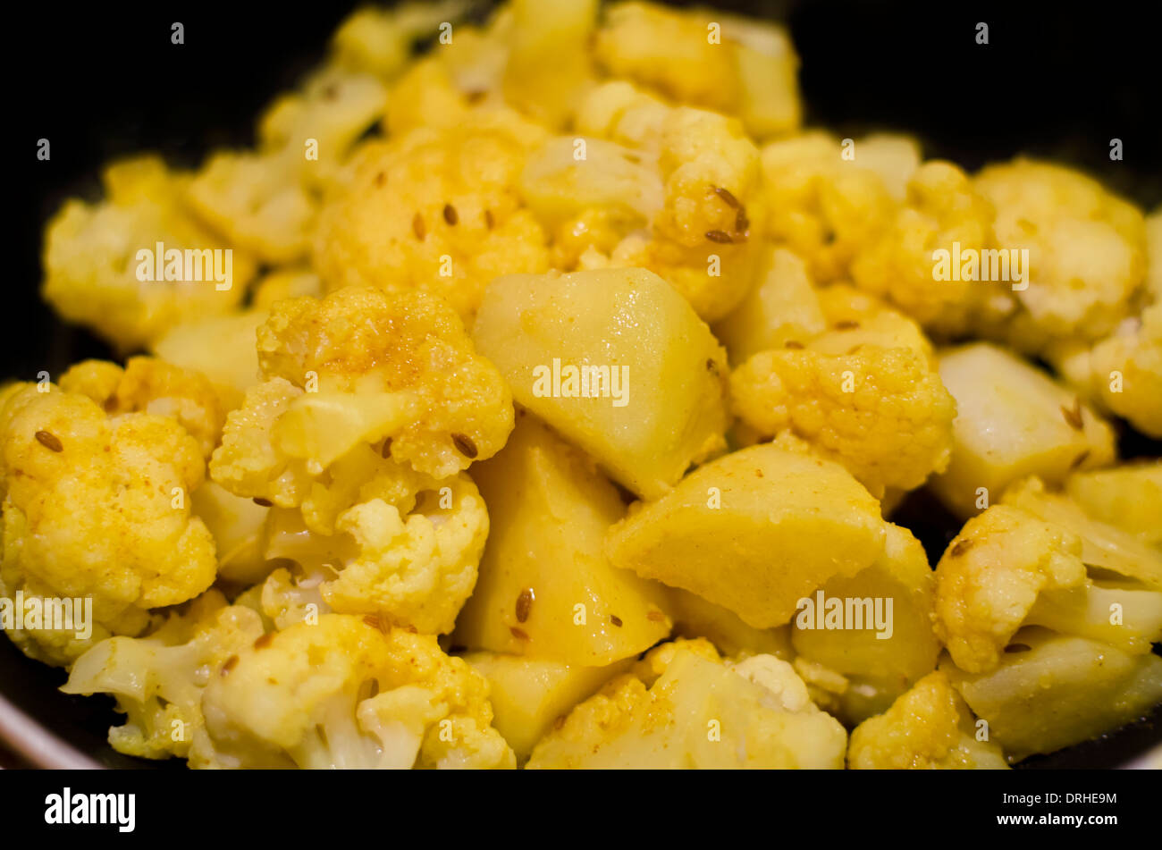 Le chou-fleur et de pommes de terre curry au gingembre et cumin. Banque D'Images