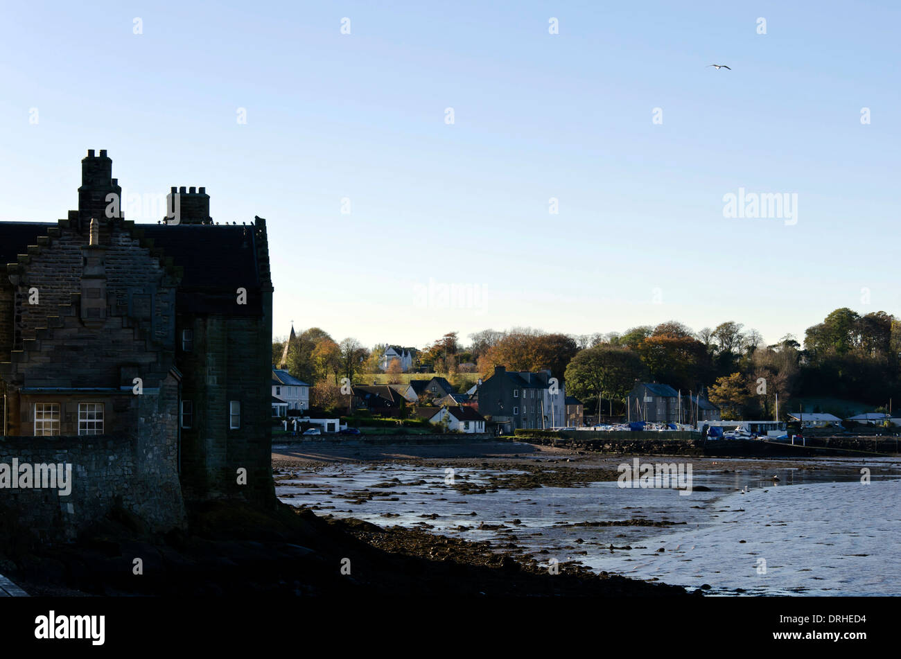 Le village de noirceur, du château sur la rive de la rivière Forth à West Lothian, Ecosse centrale. Banque D'Images