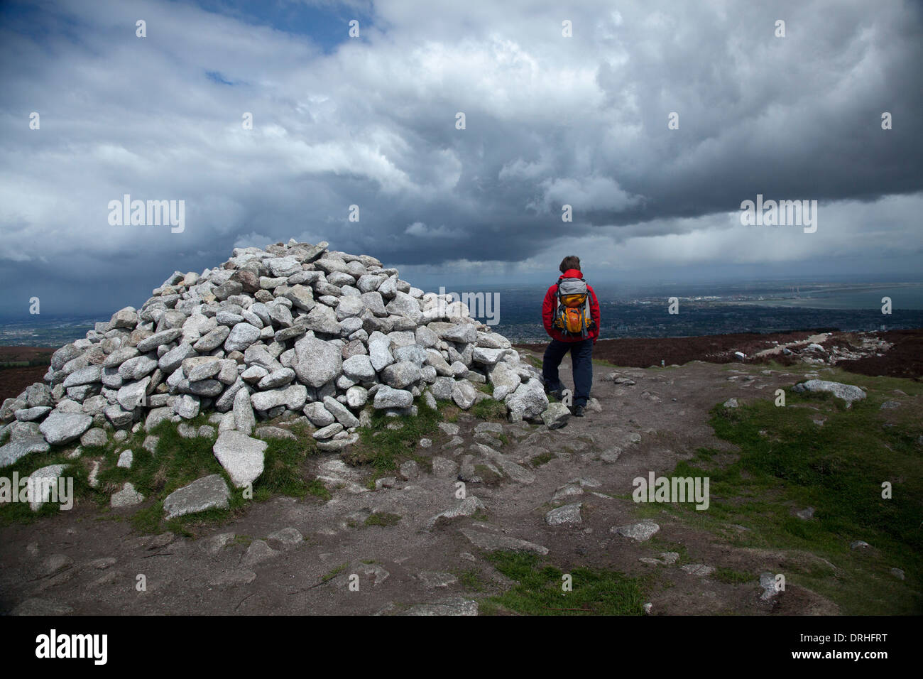 Randonneur à côté de la sépulture néolithique du château de fées, en haut de deux Rock Mountain. Les montagnes de Dublin, comté de Dublin, Irlande. Banque D'Images