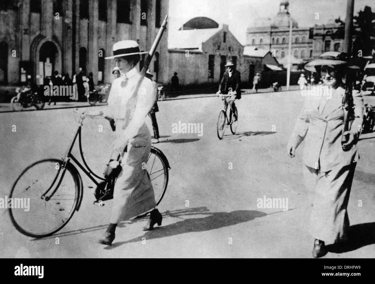 Deux femmes avec des fusils à Pretoria, Afrique du Sud, WW1 Banque D'Images