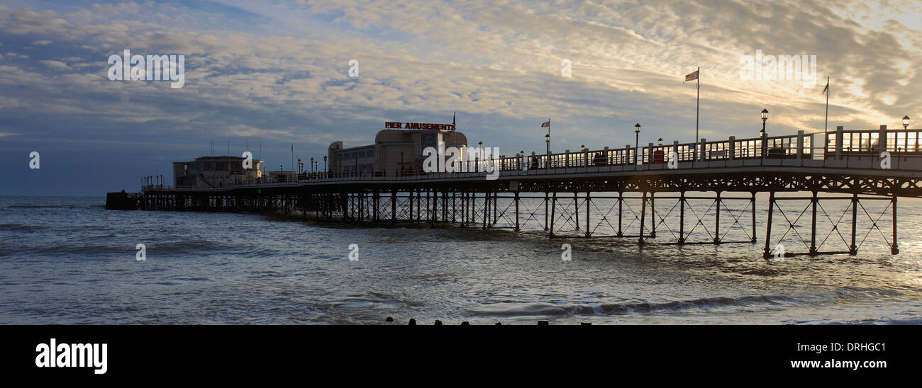 Ciel bleu de l'été dernier, jetée victorienne, Worthing, West Sussex County, England, UK Banque D'Images