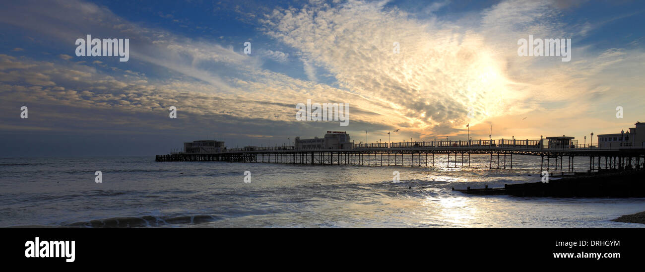 Ciel bleu de l'été dernier, jetée victorienne, Worthing, West Sussex County, England, UK Banque D'Images
