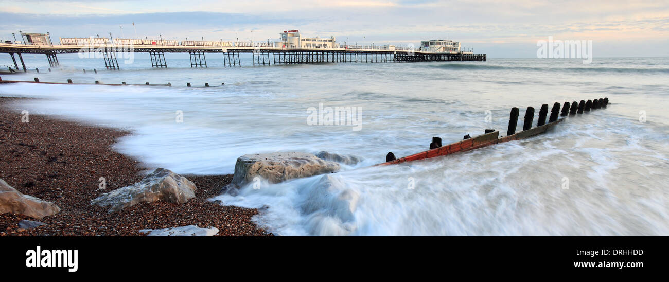 Ciel bleu de l'été dernier, jetée victorienne, Worthing, West Sussex County, England, UK Banque D'Images