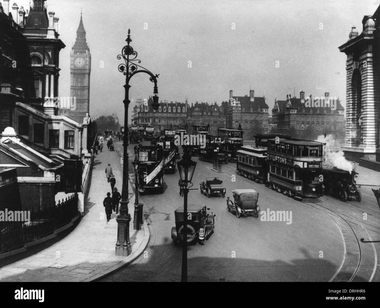 Vue de Waterloo de trafic traversant le pont de Westminster Banque D'Images
