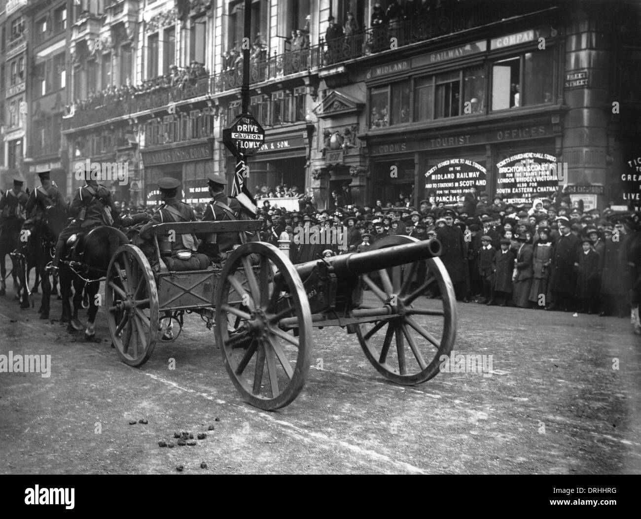 L'artillerie de la Première Guerre mondiale en descendant une rue de Londres, Banque D'Images