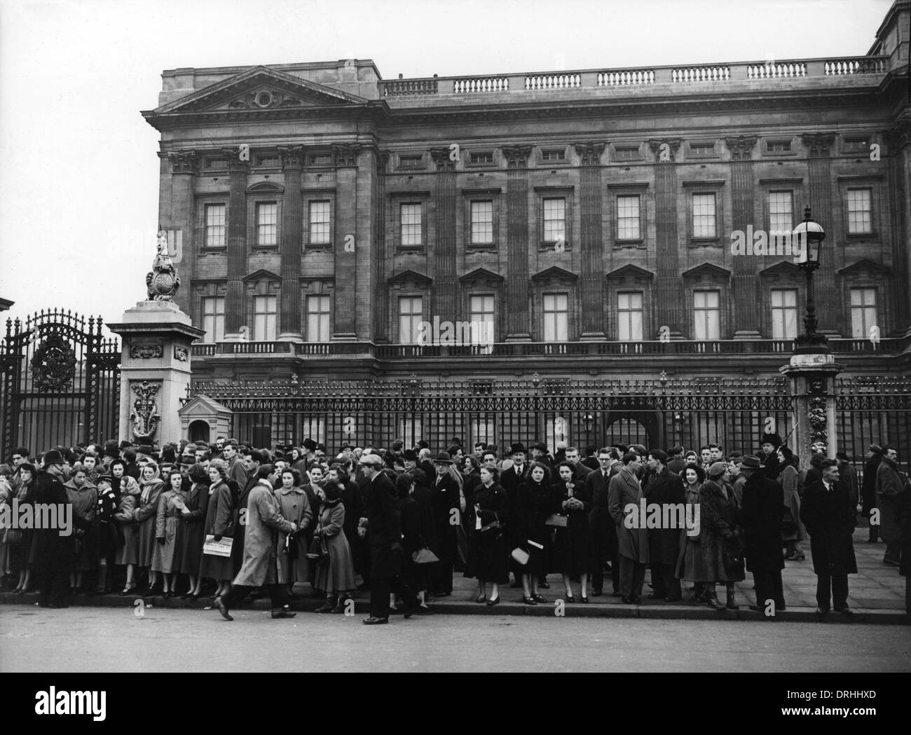 Une foule rassemblée à l'extérieur des portes de Buckingham Palace Banque D'Images