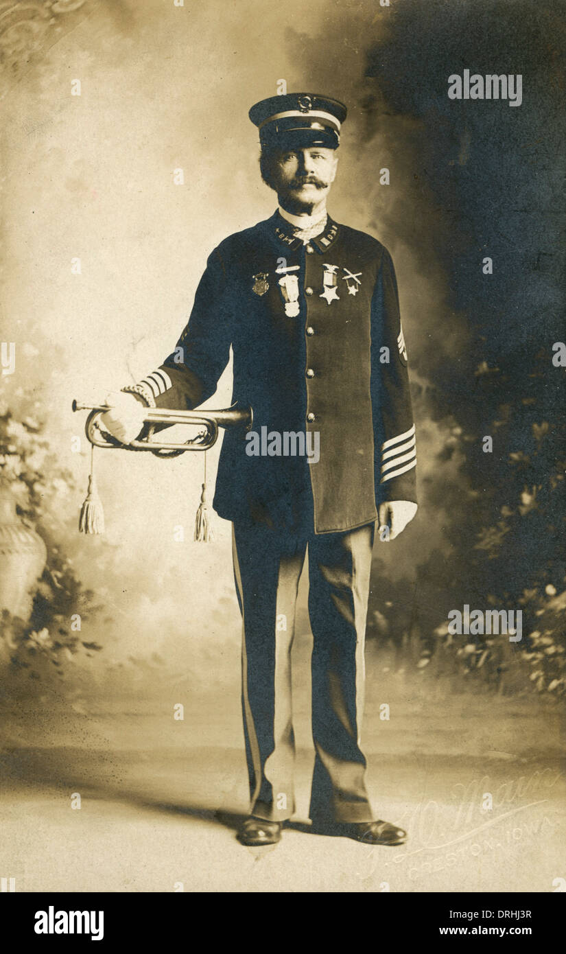 Portrait photographique d'un officier de l'armée américaine avec un clairon Banque D'Images