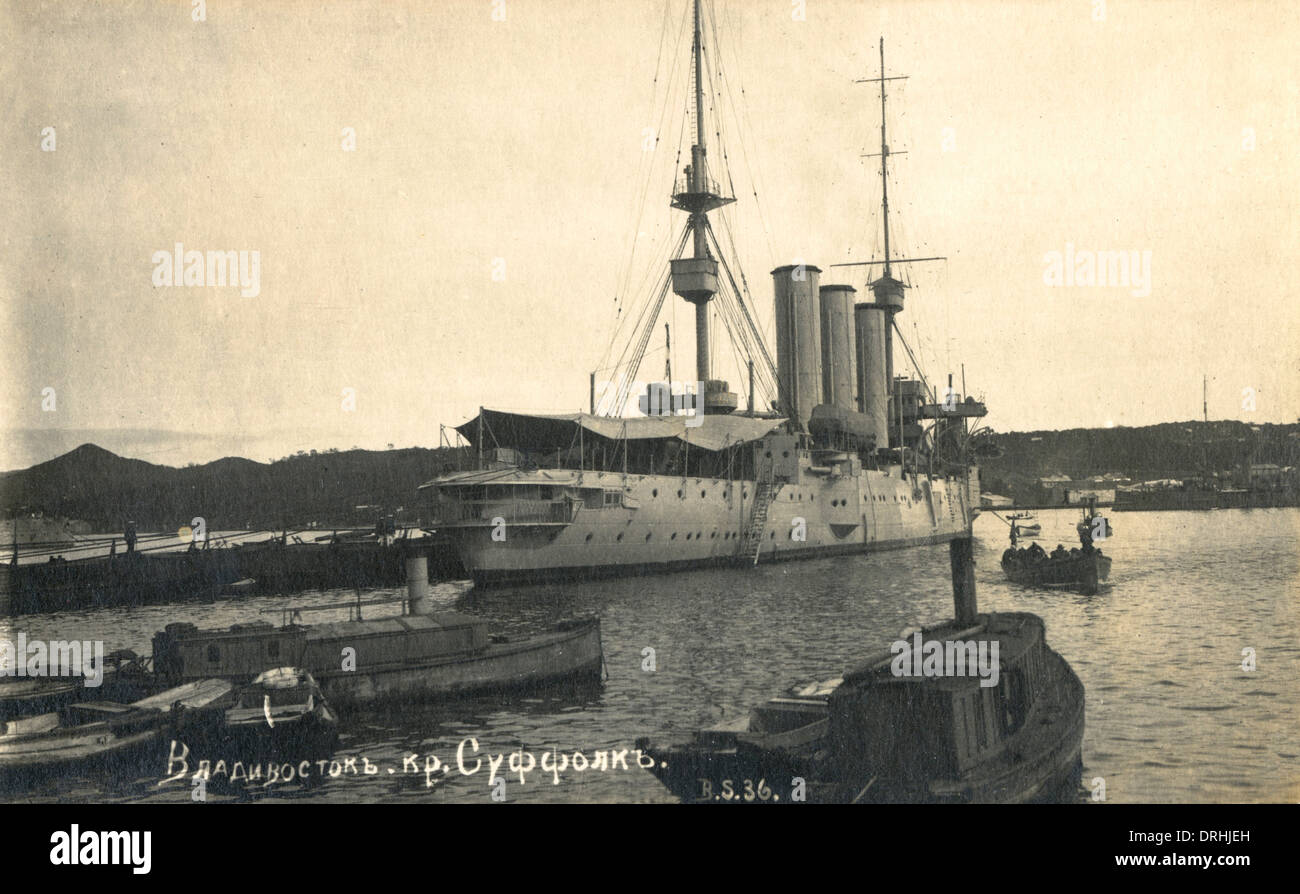 Le HMS Suffolk dans port de Vladivostok, Russie Banque D'Images