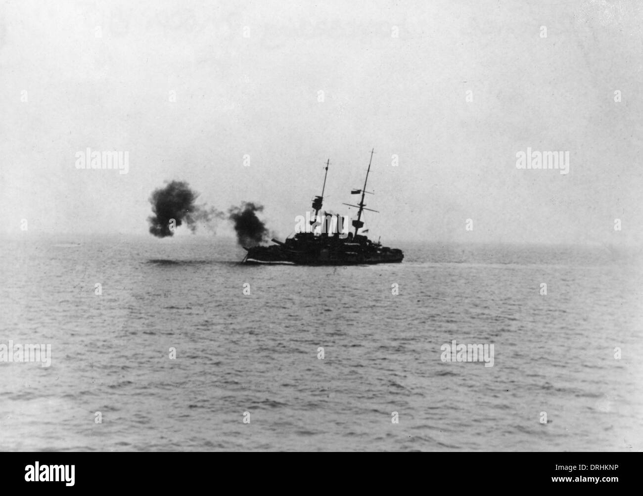 Le HMS Formidable bombardant au large des côtes de Flandre, WW1 Banque D'Images