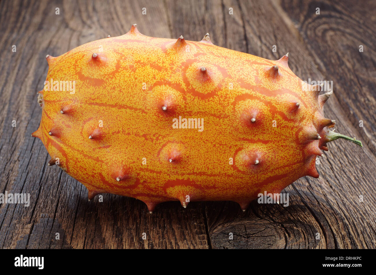 - Kiwano Fruit melon à cornes d'Afrique ou de concombre sur la vieille table en bois Banque D'Images