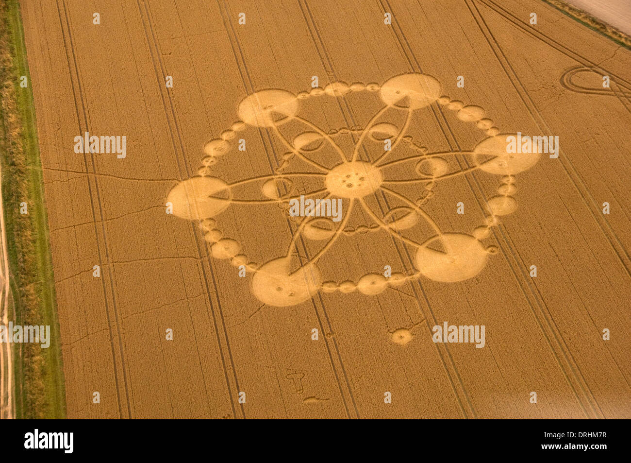 Les cercles de récolte dans les champs de blé près de Alton Barnes, Wiltshire.Ces créations s'aplatissent les cultures pour faire des modèles intéressants. Banque D'Images