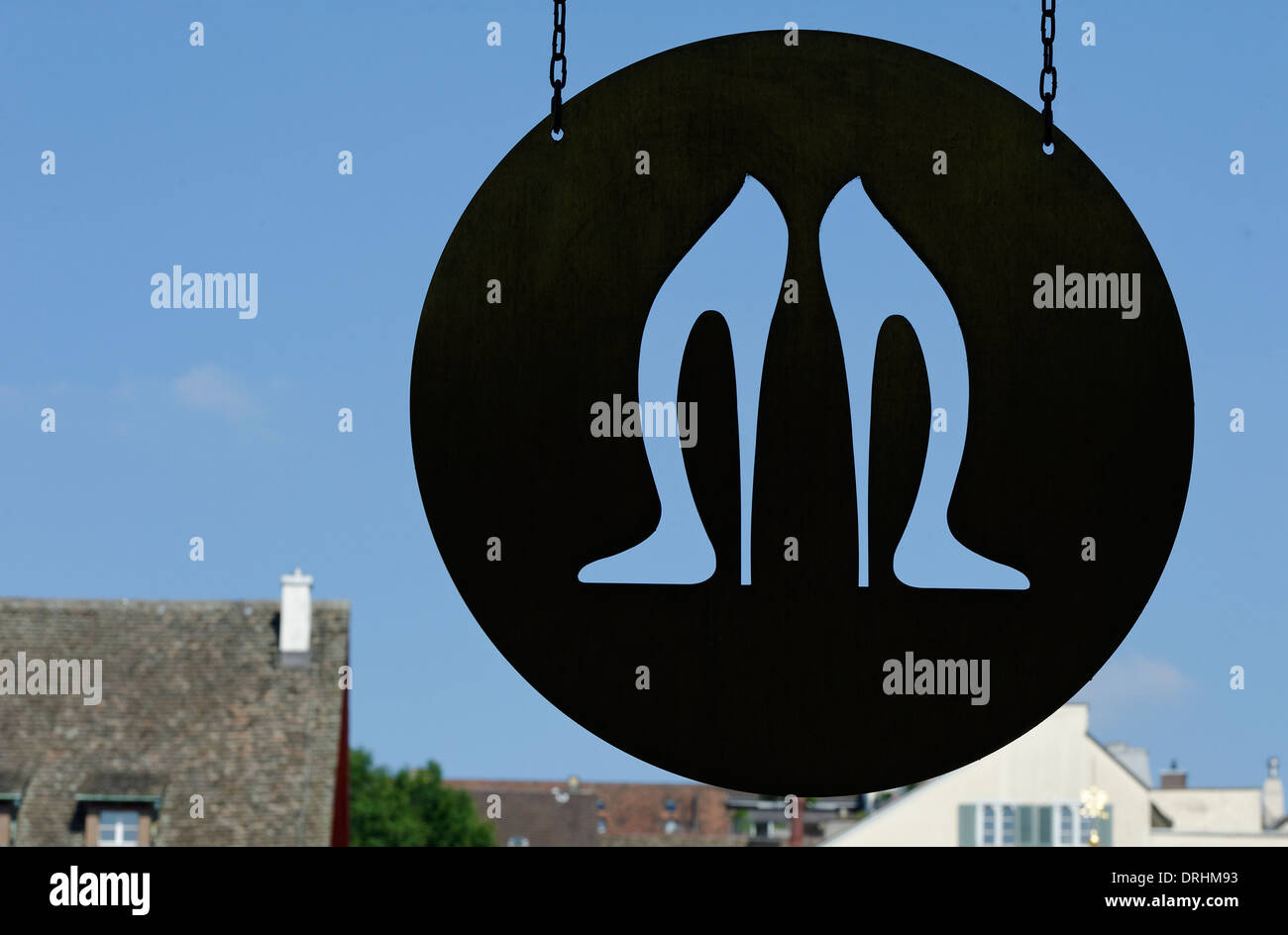 Deux chaussures coupé de cercle noir avec ciel bleu derrière, chaussures shop sign in Zurich, Suisse Banque D'Images