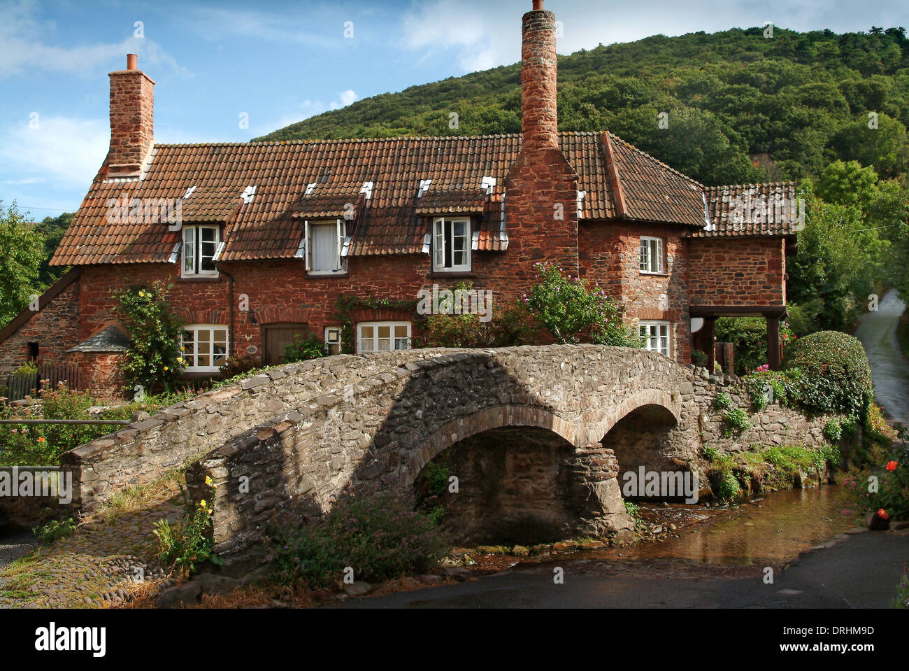 Allerford, Somerset montrant un vieux cottage et pont à cheval Banque D'Images