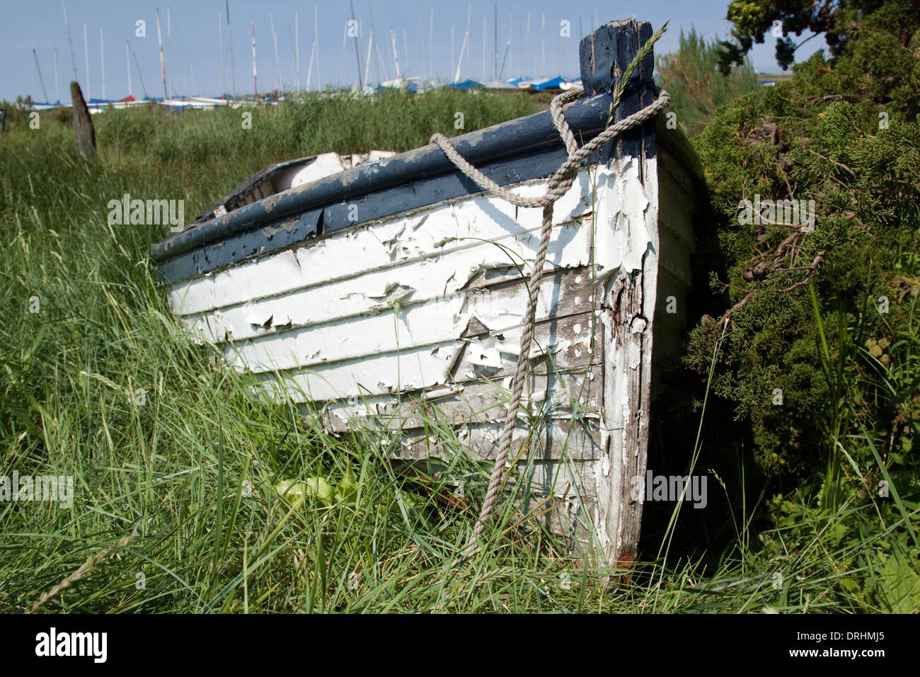 Un vieux bateau laissés à pourrir sur la berge à Brancaster Banque D'Images