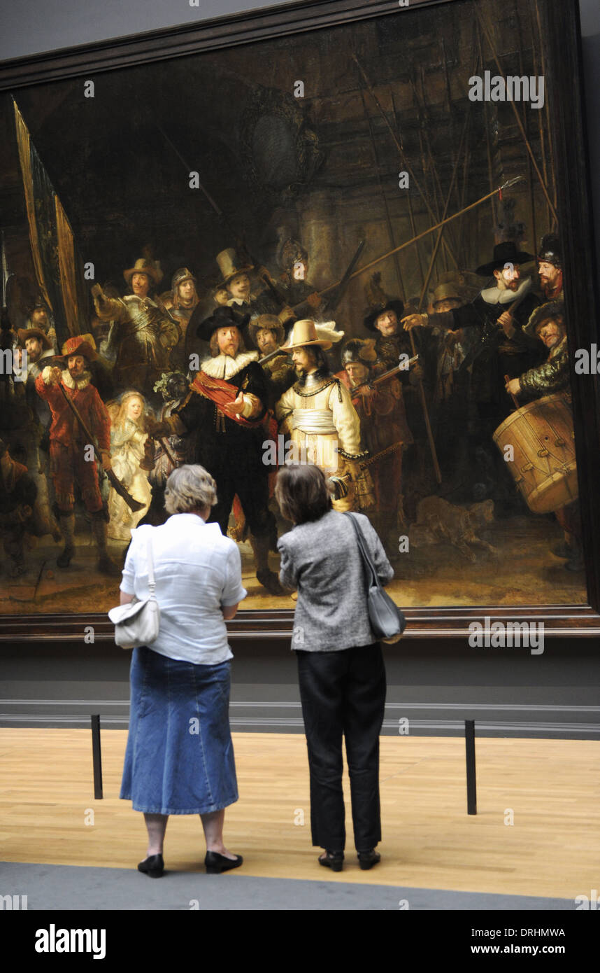 La Hollande. Amsterdam. Rijksmuseum. Les femmes à la Ronde de nuit, la peinture de Rembrandt Harmenszoon van Rijn (1606-1669). Banque D'Images