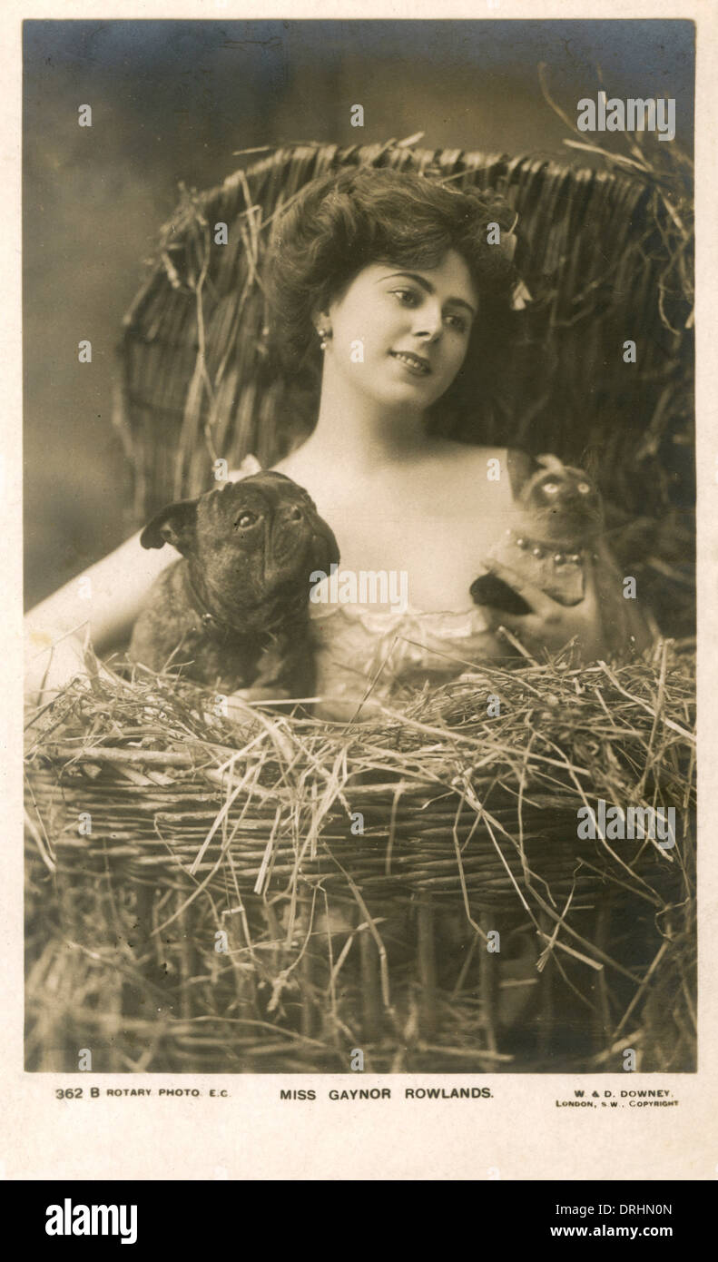 Gaynor Rowlands, interprète, avec chat et chien Banque D'Images