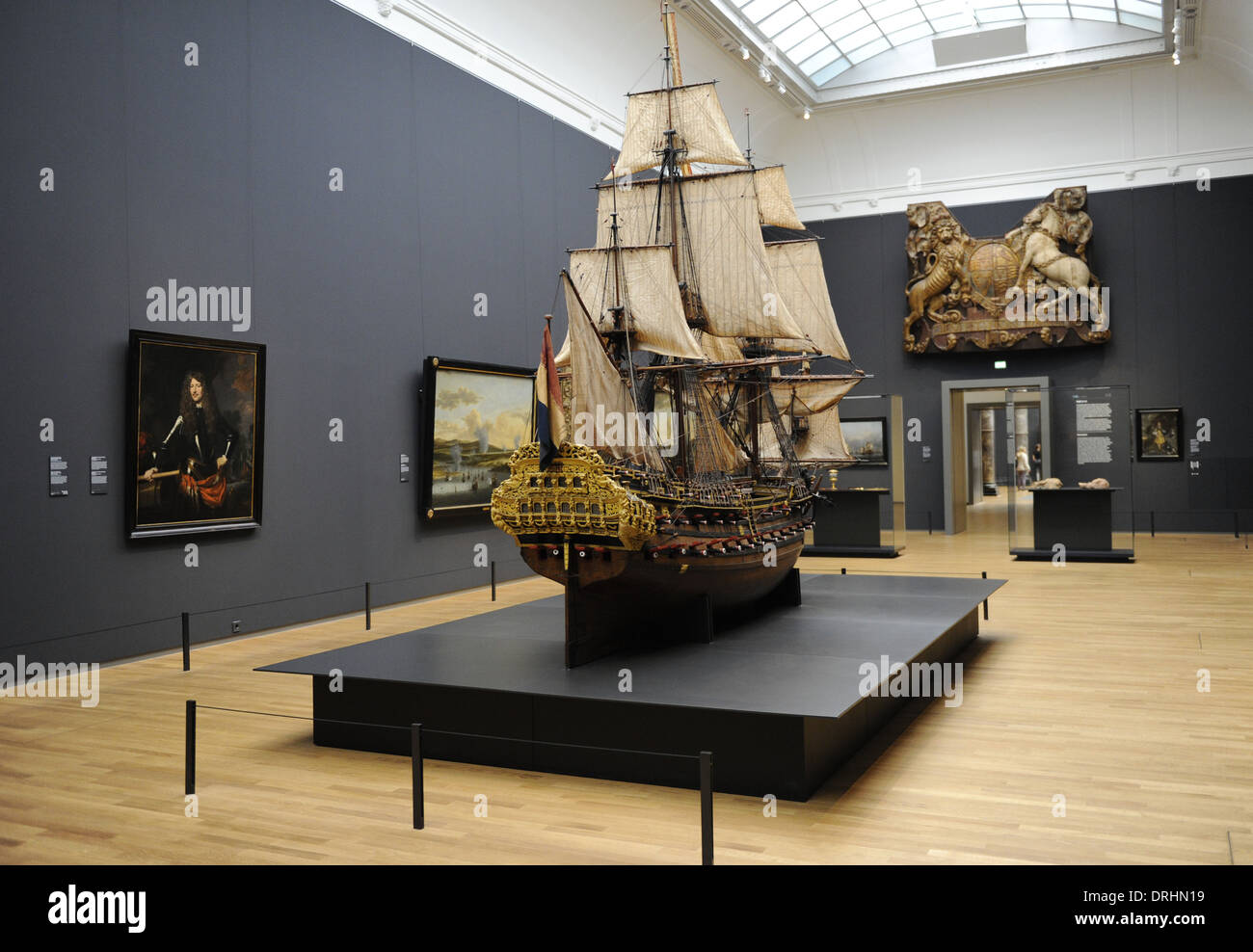 La Hollande. Amsterdam. Rijksmuseum. Avec le modèle de navire de William Rex. Cornelis Moesman, Adriaen de Vriend, 1698. Banque D'Images