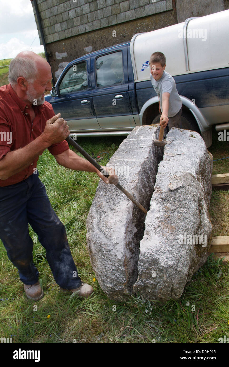 Mur en pierre sèche builder,David Hannaforth en utilisant rien d'autre que pierre de granit,qu'il se sépare de gros rochers. Banque D'Images