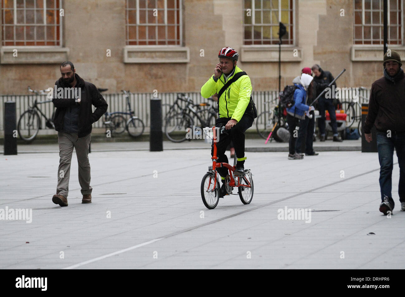 Londres, Royaume-Uni, 26 janvier 2014. Hugh Bonneville une bicyclette lors d'un tournage à la BBC Broadcasting House, à Londres, Royaume-Uni © Carte SIM Banque D'Images