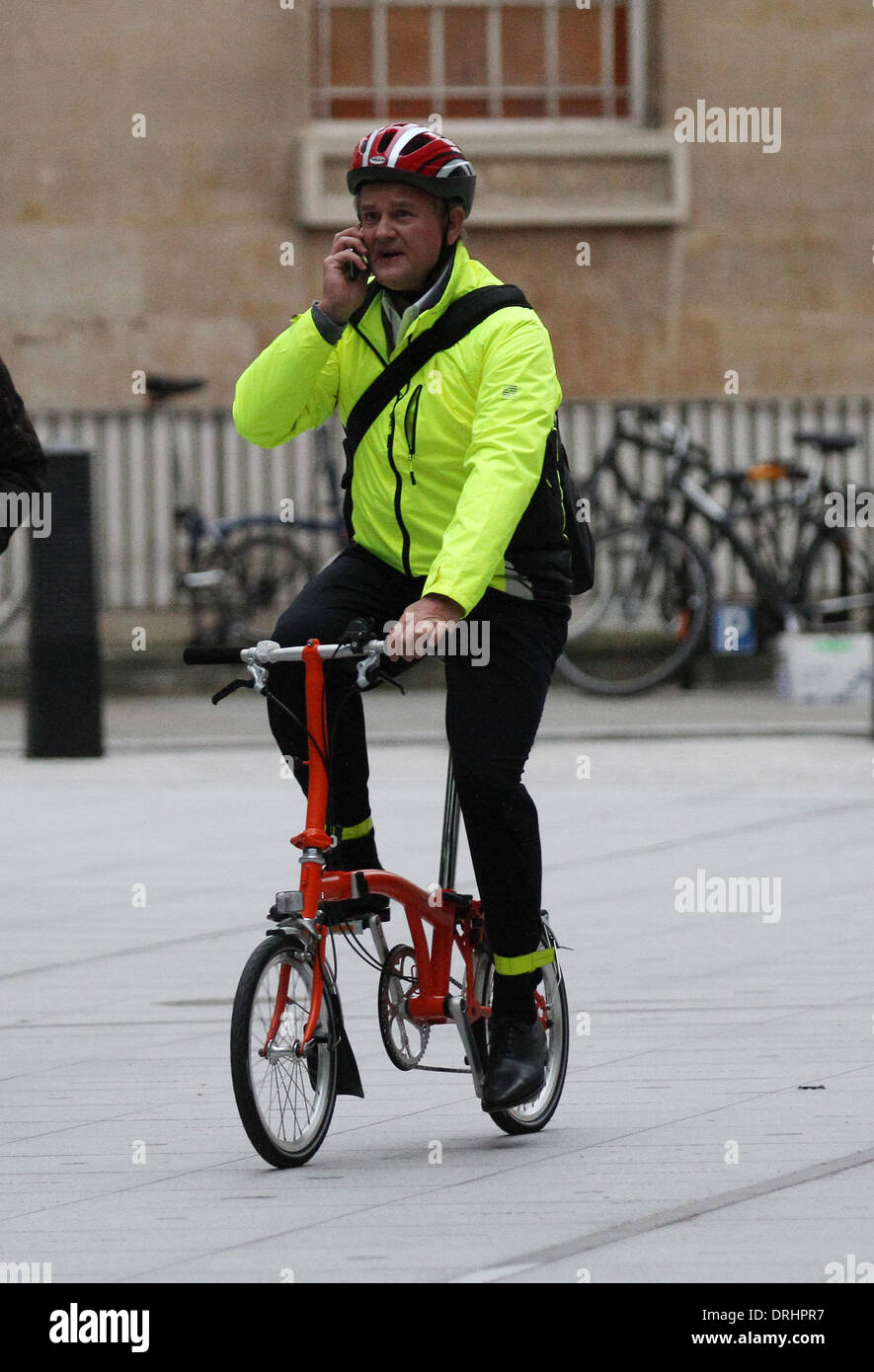 Londres, Royaume-Uni, 26 janvier 2014. Hugh Bonneville une bicyclette lors d'un tournage à la BBC Broadcasting House, à Londres, Royaume-Uni © Carte SIM Banque D'Images