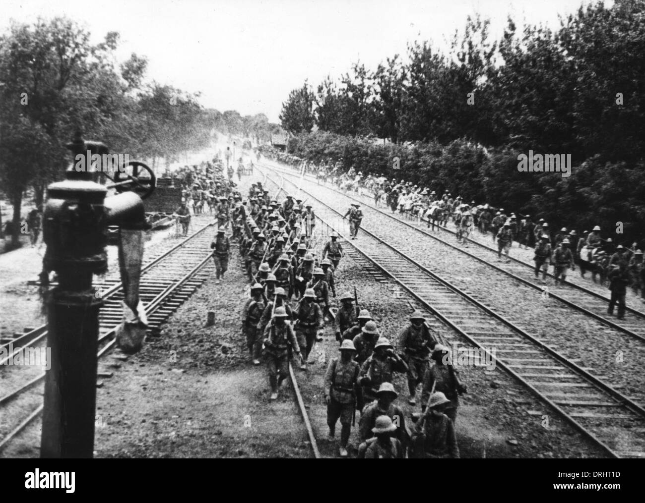 L'infanterie japonaise sur la voie de chemin de fer Lunghai Banque D'Images