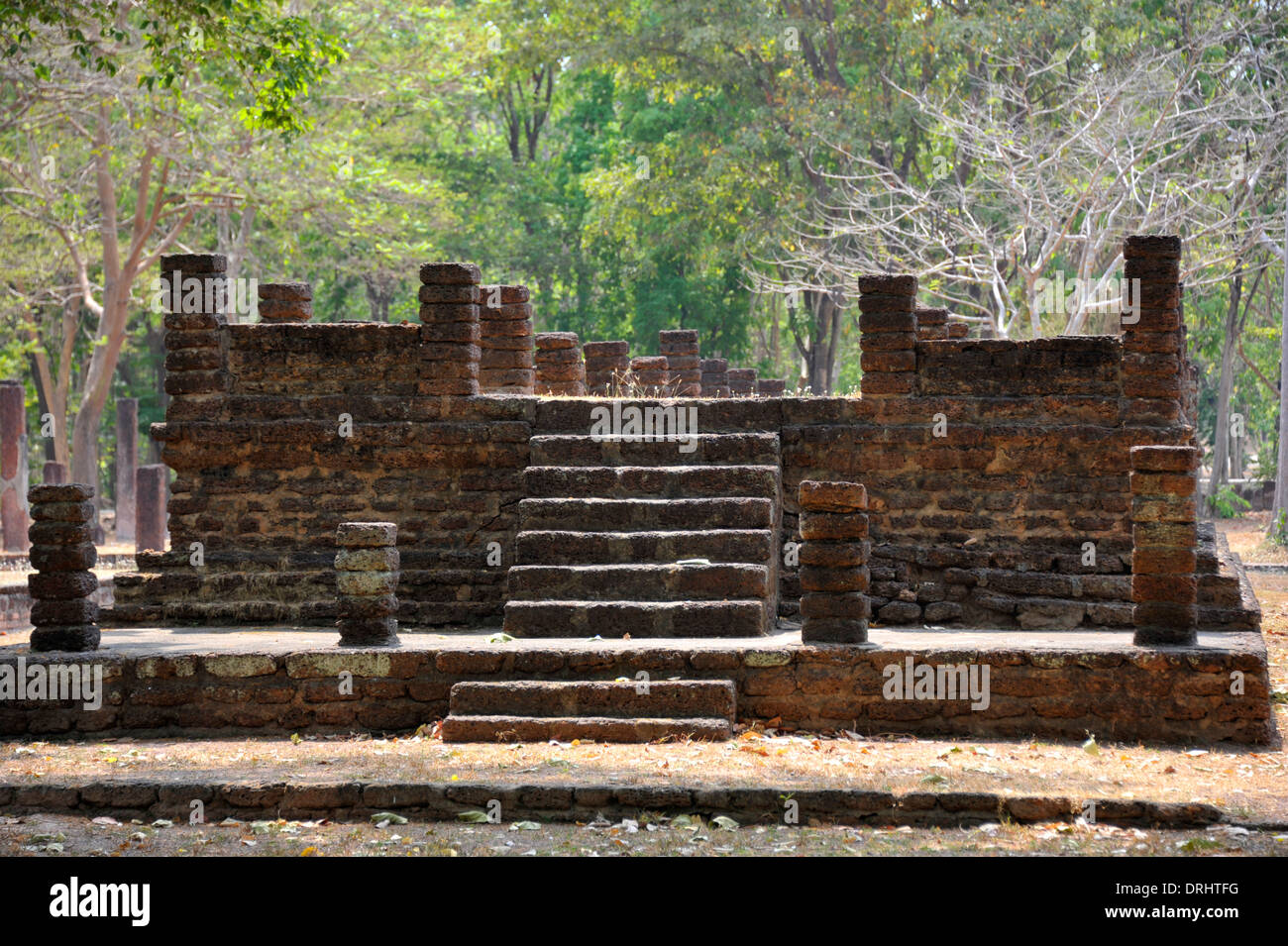 Ruines de l'ancien site du parc historique de Kamphaeng Phet, Thaïlande. Banque D'Images