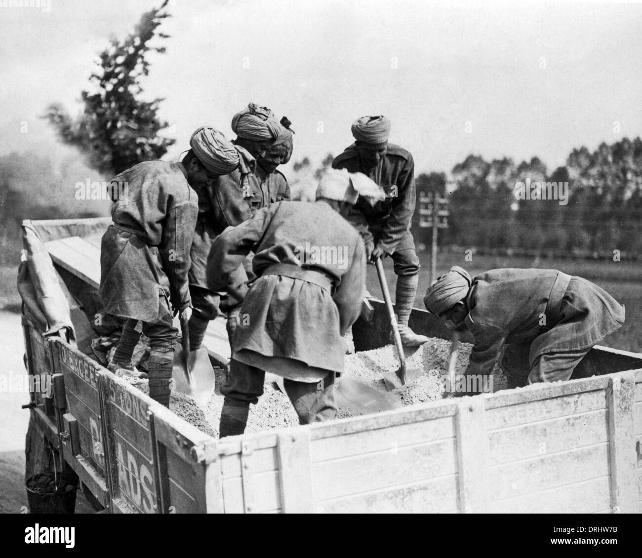 Des soldats indiens la réparation des routes en France, WW1 Banque D'Images