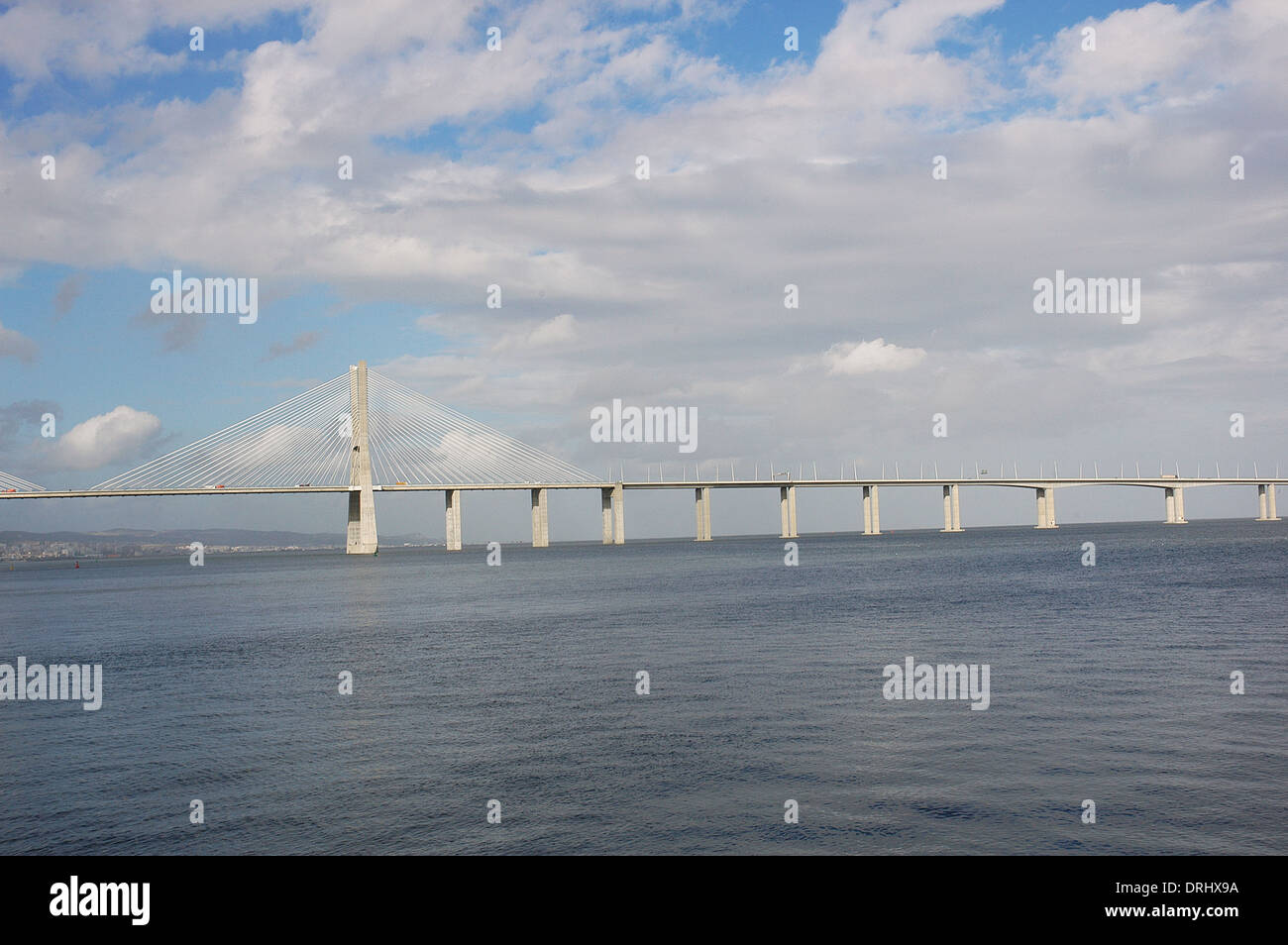 Le Portugal. Lisbonne. Le pont Vasco da Gama. Construit en 1995. Banque D'Images
