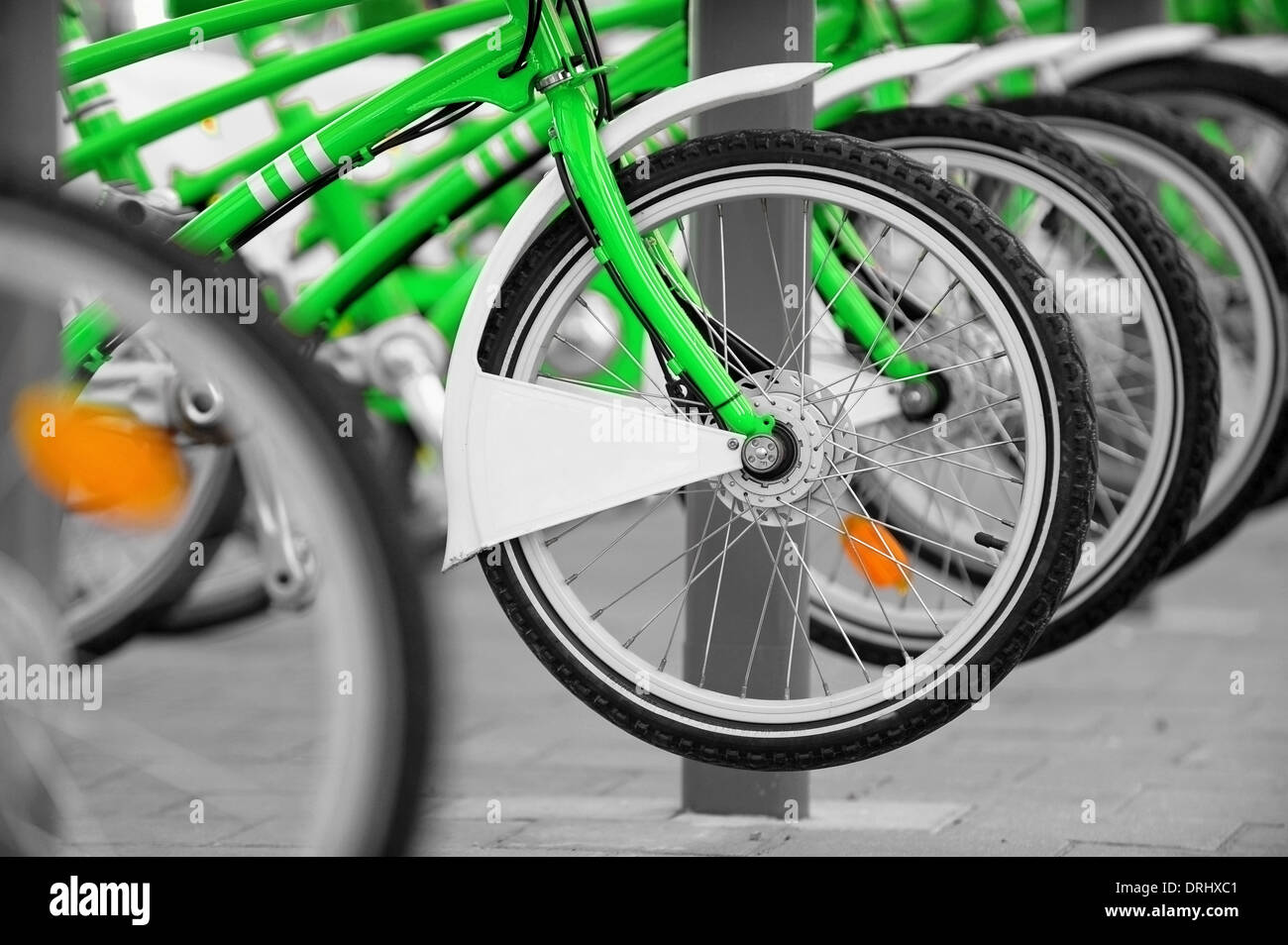 Scène urbaine avec des vélos à louer dans une station velo Banque D'Images