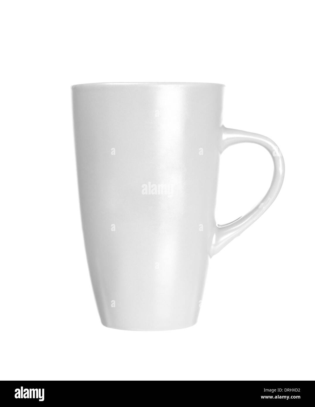 Mug blanc vide vide pour le café ou le thé isolé sur fond blanc Banque D'Images