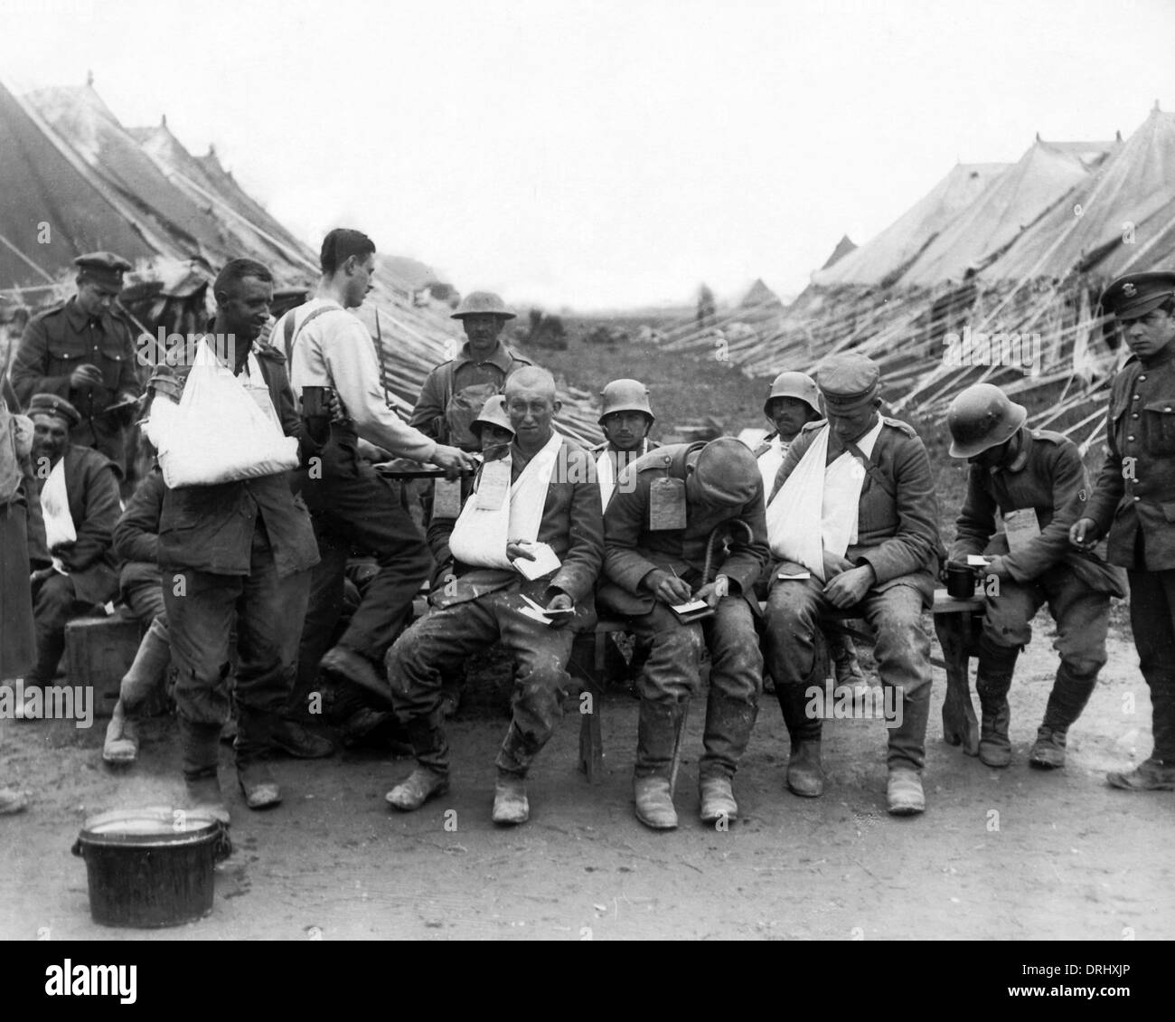 Prisonniers allemands compte tenu de pain et de thé, WW1 Banque D'Images