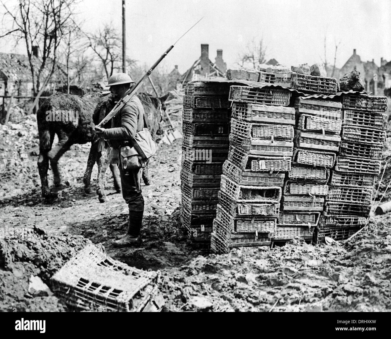 Soldat britannique avec guérite improvisés, WW1 Banque D'Images