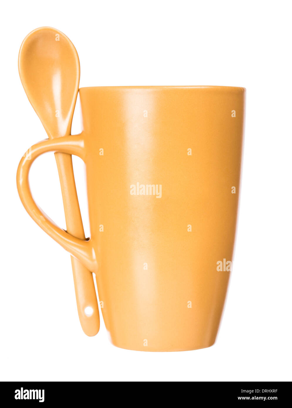 Orange mug avec cuillère vide vide pour café ou thé isolé sur fond blanc Banque D'Images