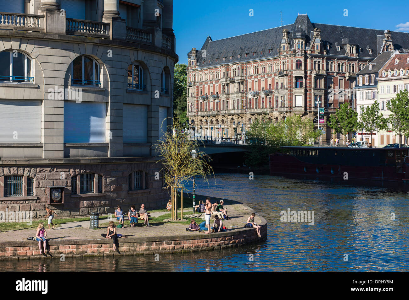 Les gens se détendre sur berge Strasbourg Alsace France IIl Banque D'Images