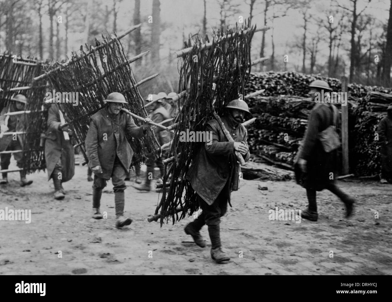 Soldats britanniques avec tranchée prend en charge, Western Front, WW1 Banque D'Images