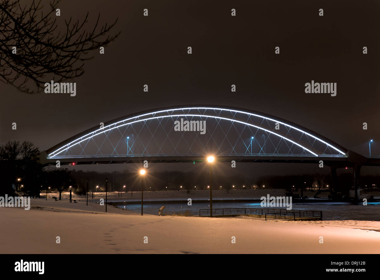 Arch liée pont enjambant la rivière Mississipi éclairés la nuit à partir de la digue de Hastings Park Minnesota Banque D'Images