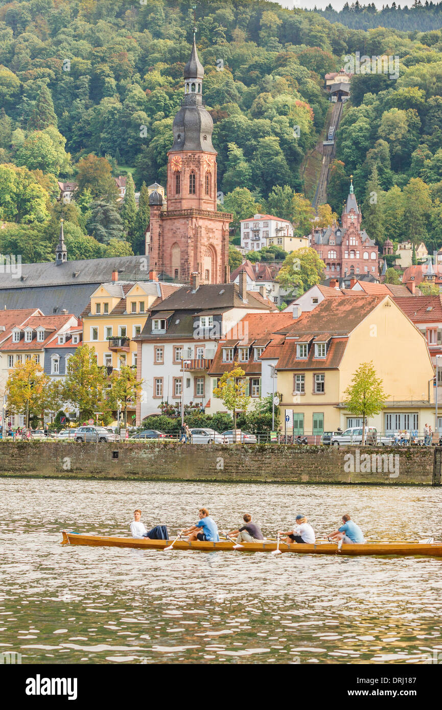 Bateau à rames sur la rivière Neckar, partie ancienne de heidelberg avec la heiliggeistkirche en arrière-plan, Heidelberg, baden-wuerttem Banque D'Images