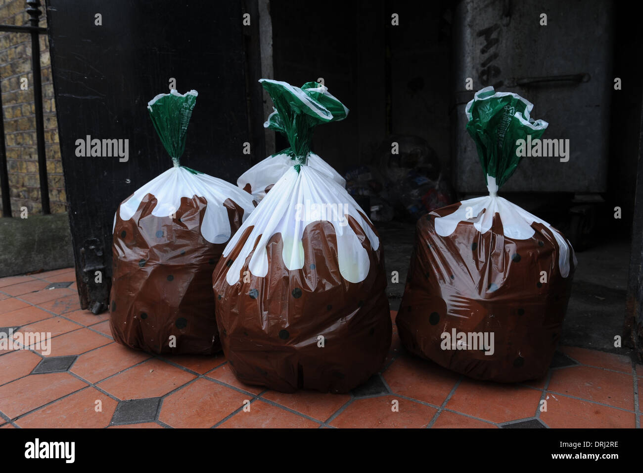 Des sacs poubelle avec un pudding de Noël design Banque D'Images
