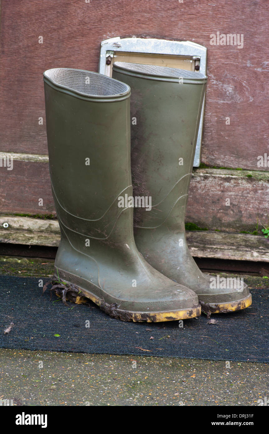 Boueux sale paire de bottes vert Banque D'Images