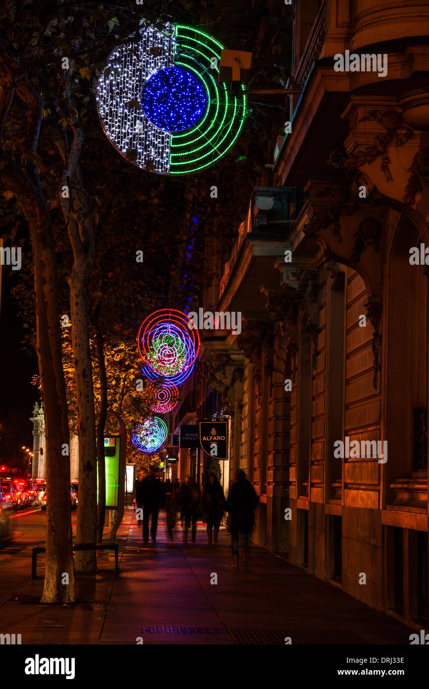 Calle de Serrano à Madrid avec des décorations de Noël Banque D'Images