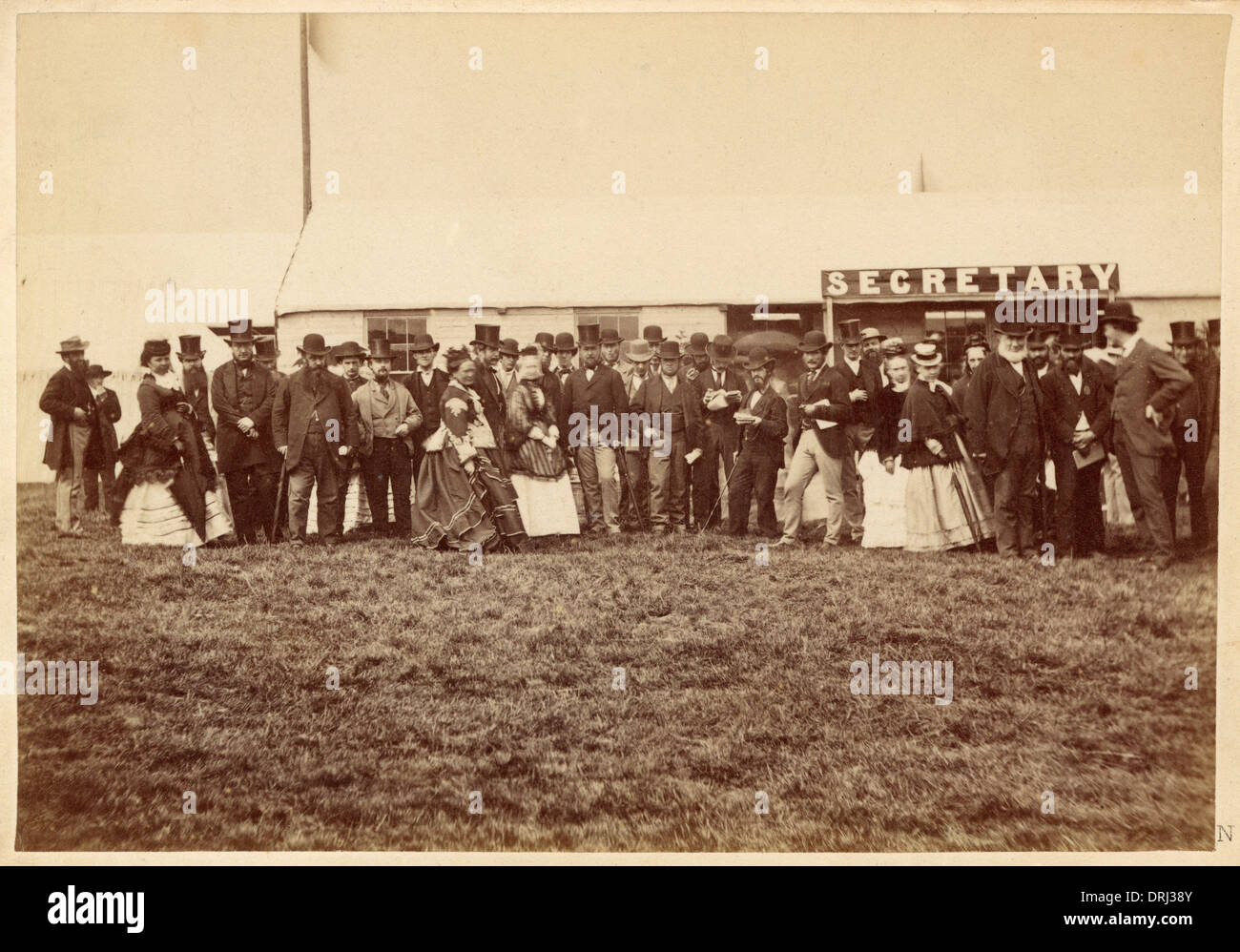 La foule lors d'une réunion de courses de chevaux Banque D'Images