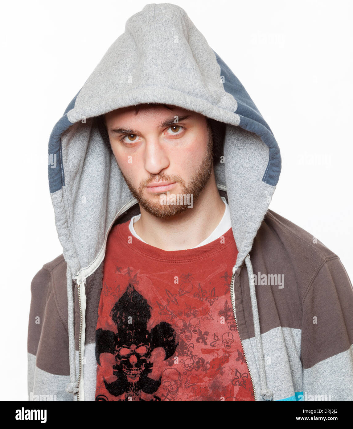 Un jeune homme habille avec un sweat pose comme un bandit Photo Stock Alamy
