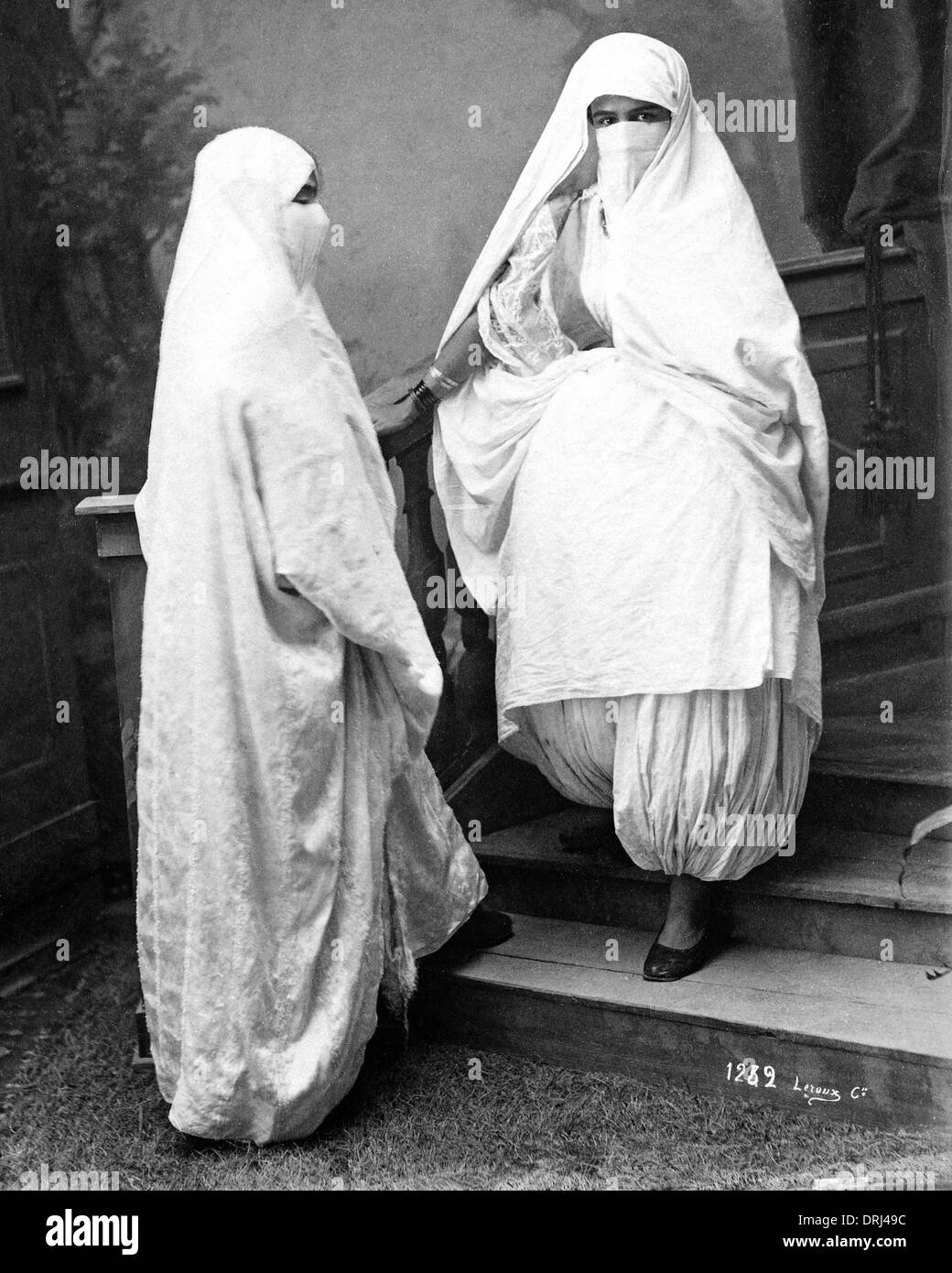 Veiled women algeria Banque de photographies et d'images à haute résolution  - Alamy