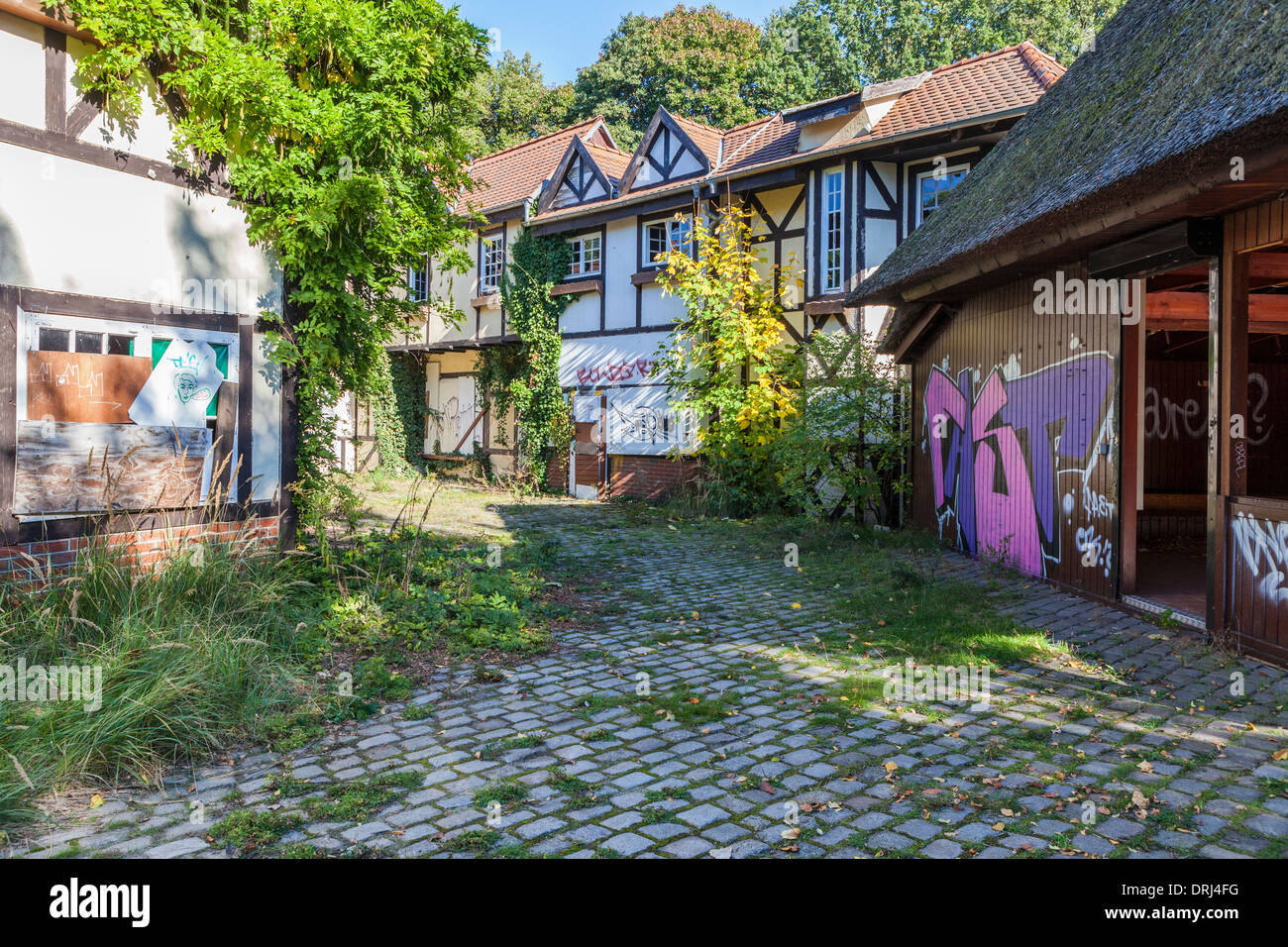 Parc à thème village anglais, abandonnés et couverts de graffitis et de mauvaises herbes, Plånterwald Treptow-Kopernick Spreepark,,, Berlin Banque D'Images